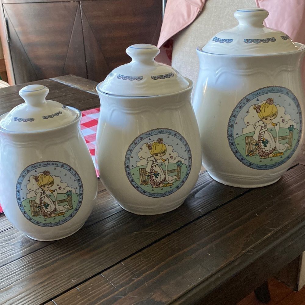 Precious moments set of 4 canisters. 1992 trademark. Dishwasher safe.